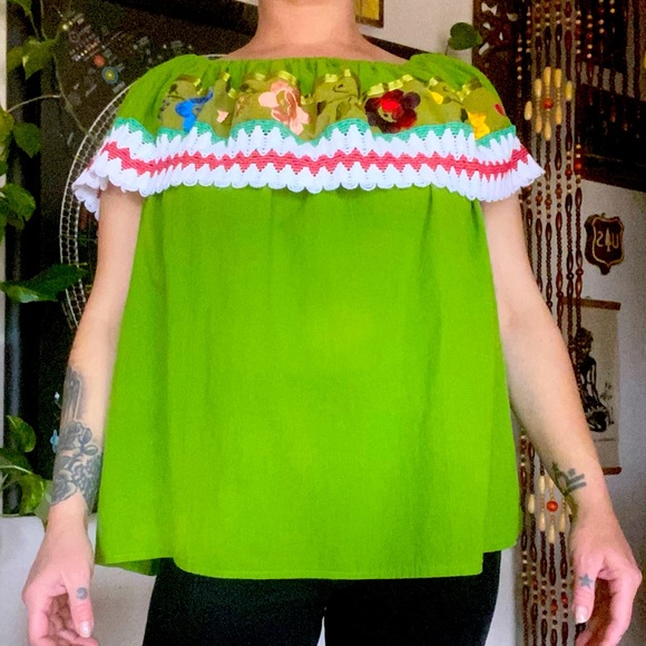 VTG Embroidered Mexican Blouse! Off Shoulder or Not! Size M/L. Great Condition! - Picture 1 of 9